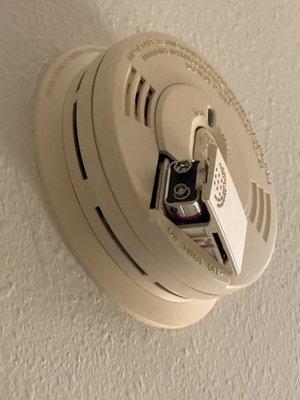 Smoke detector not working, battery dead and removed.