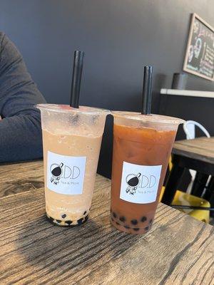 A frozen tie tea (left) and a tie milk tea(right)