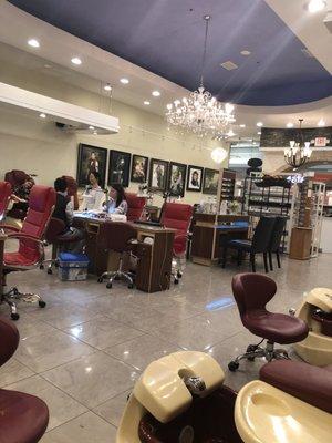 Nice & clean nail salon!!