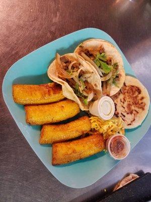 Combo Plate ( 2 Street tacos, 1 Pupusa, Platano Frito, Salsa, curtido y Crema )