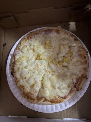 Pizza individual cruda y 14.03, tenía unos 14 años sin comprar aquí, horrible ‍