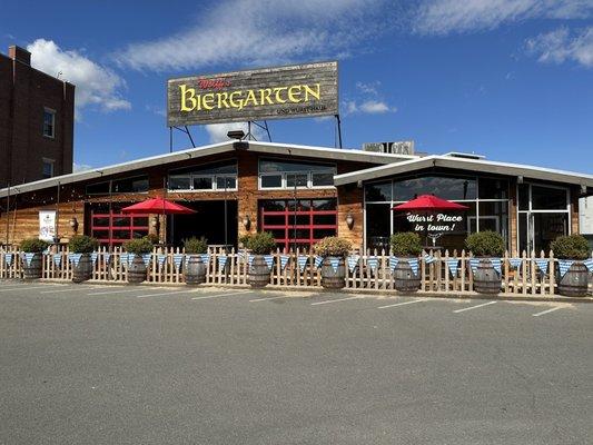 Plenty of parking, good beer selection. They use picnic tables for tables. The food is OK. Nothing to write home about.