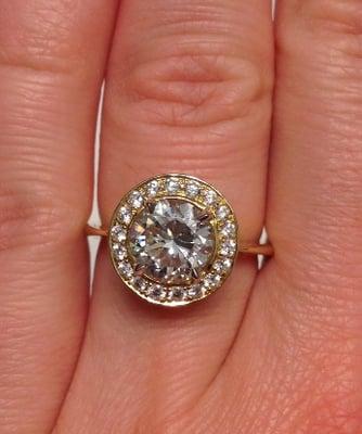 My engagement ring, absolutely stunning!