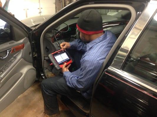 technician using scan tool to help diagnose problem.