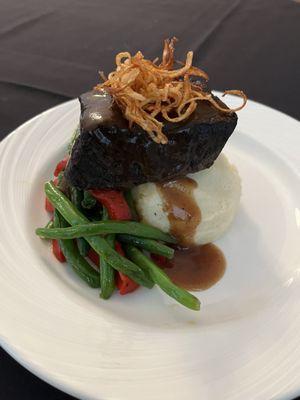 Short rib with garlic mashed potatoes and sautéed green beans and peppers