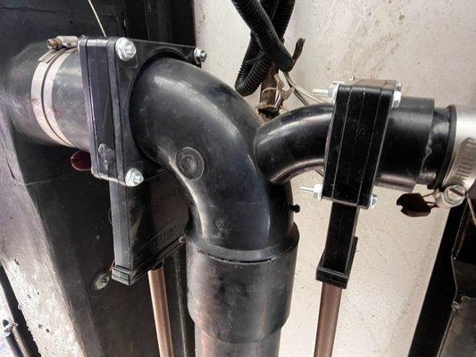 Easily accessible gate valves on the underside, rear center of the trailer