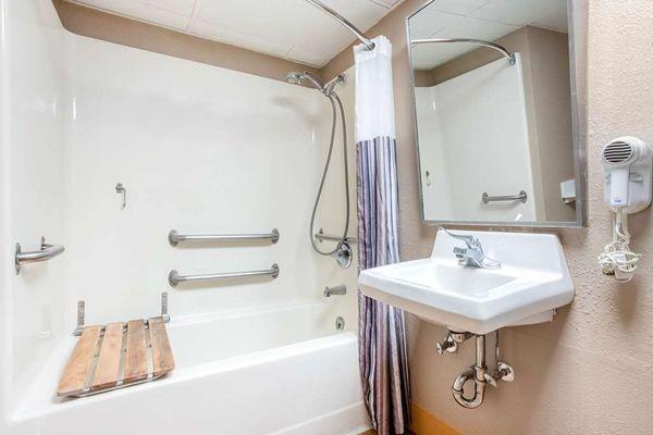 Guest room bath (accessible)