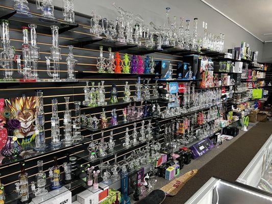 BONGS, PIPES, & HOOKAS