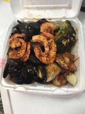 Mussel and shrimp platter