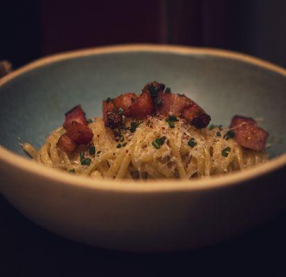 Linguini Carbonara                                                                                            
 Nueske Bacon, Chives, Asiago