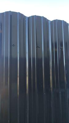 Metal fence (available in Bronze & White)