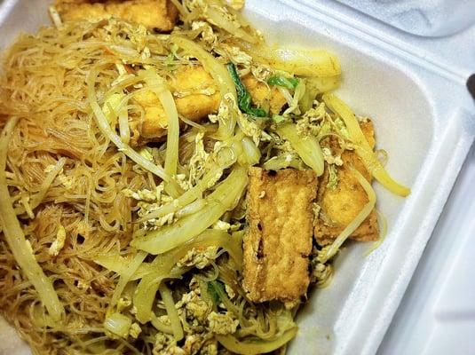 Singapore Mai Fun: Stir Fried Thin Rice Noodles w/ Curry Powder and Tofu (or other choice of Protein)