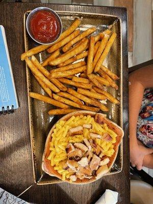 Kids macaroni with grilled chicken and fries