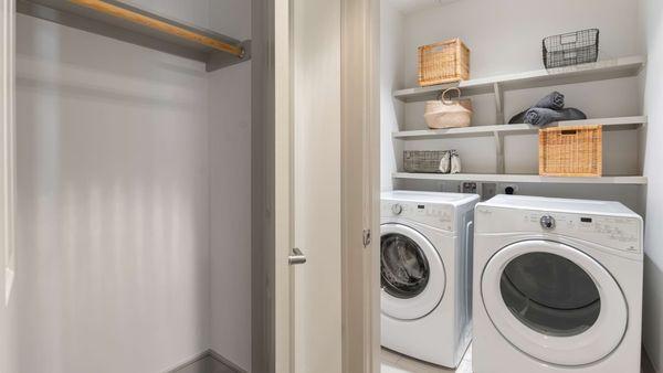 Luxury high-rise apartments with a washer & dryer in the Houston Museum District.