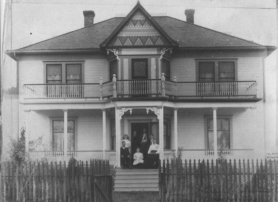 Hjertoos House and Family - 1907