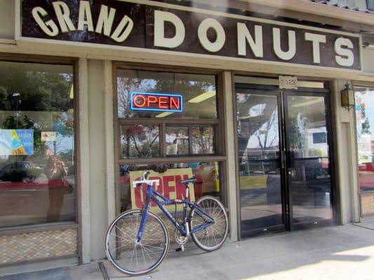 Cute, cozy little shop. Stop in for a sweet!