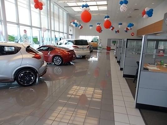 Victory Nissan West showroom