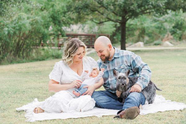 Outdoor Newborn Photo Session with pet at Katherine Fleischer Park