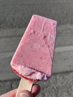 Paleta de fresa con leche