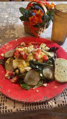 Egg salad salad with grilled pears