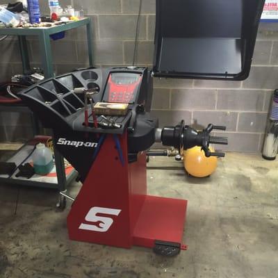 Snap-on Tire balancing machine