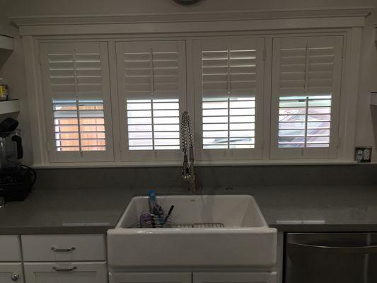 * 2 1/2 inch louver * Basswood Shutters * Moisture resistant paint * Split tilt rod; top and bottom louvers move independently