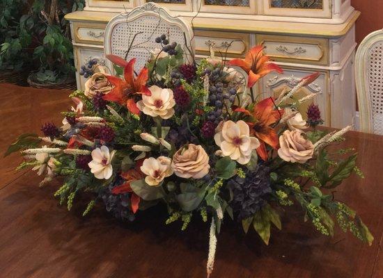 Nora Anne's Flower Shoppe Creative Artificial Flower Arrangement for Dining Room Table