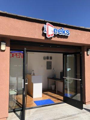 Quick 15 min repairs while you wait! iGeeks Mission Valley now open!