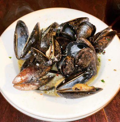 Mussels - White wine, garlic, lemon, and chili flake (7/10)