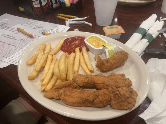 Kids chicken strips with fries and honey mustard