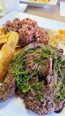 Carne asada con gallo pinto, tajadas, y ensalada de repollo