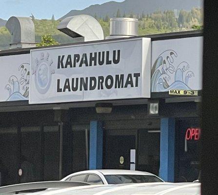 Great laundry mat aww from the Waikiki resorts. Not sure why yelp reviews are not 5