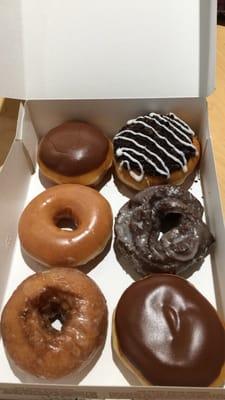 The original glazed donut was the best one. Selection was not that great, and the other donuts were average tasting.