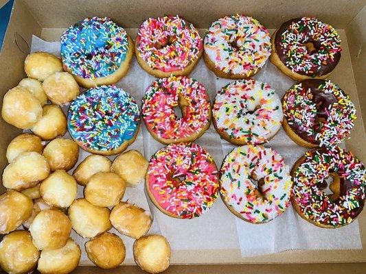 Blue, Pink, White and Chocolate Sprinkles! Very tasty! Donut Hole is amazing.