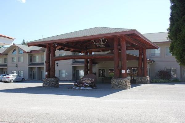 The rustic front entrance of Greenwood Village Inn and Suites.