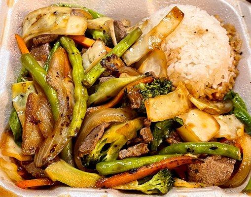 Teriyaki beef with stir fried peppers, onions, broccoli and carrots + white rice