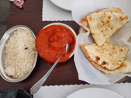 Butter chicken with garlic naan