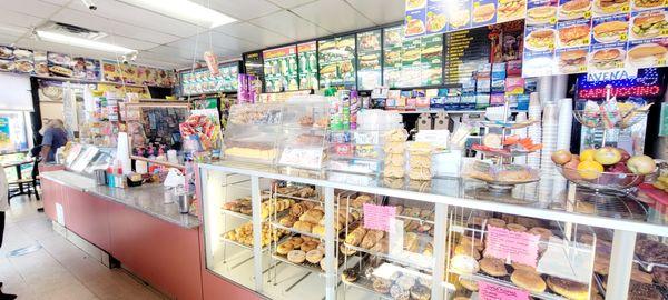 Interior (06/18/23). @DonutsAndDelites #VanNuys #SFV #Breakfast #Donuts #Sandwiches #Smoothies