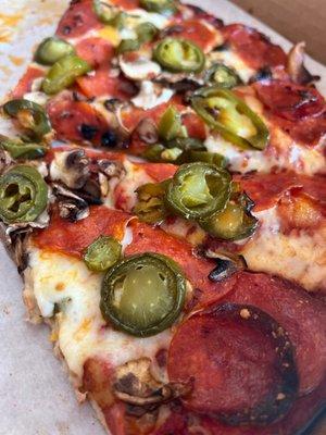 Large pepperoni, mushroom and jalapeño thin crust pizza