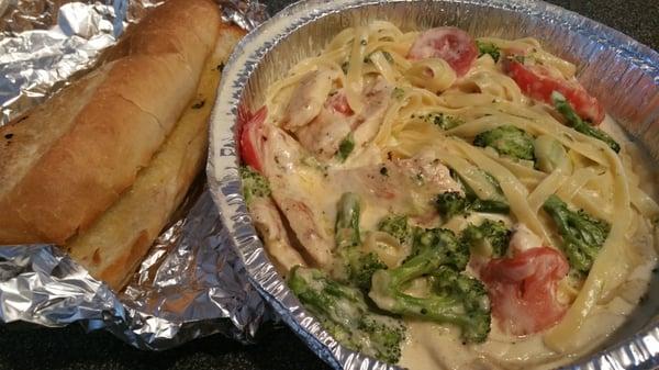 Fettuccine Alfredo w/ broccoli, chicken, & garlic bread