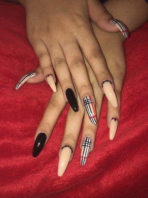 Burberry inspired nails, in loveeee