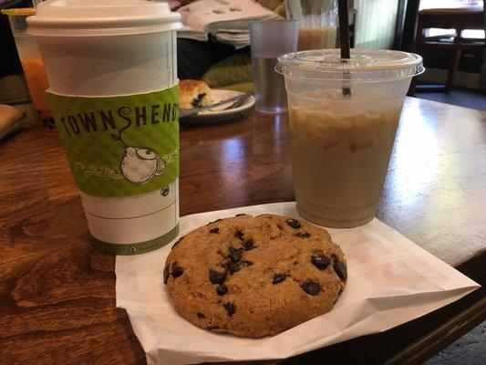 Iced coconut matte, chocolate chip cookie and a ginger chai