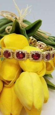 Bracelet-18k yellow gold with oval rubies and diamonds.