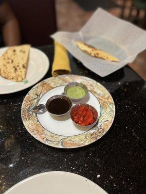 Some really tasty chutneys! Mint, tamarind, & a tomato ?