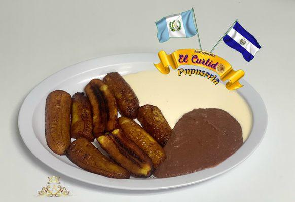 Plátanos fritos con frijol y crema