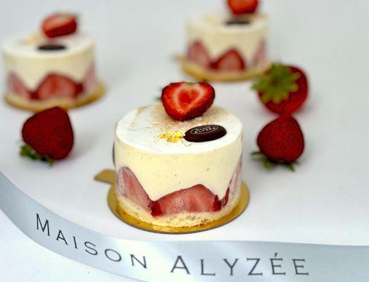 "Le Fraisier"   
Organic vanilla sponge cake, Light vanilla cream, organic fresh strawberries, topped with light soft meringue !