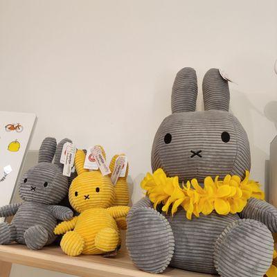 Ooh! Grey Miffy has a yellow ginger lei!!!