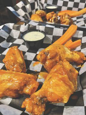 Buffalo wings with carrots