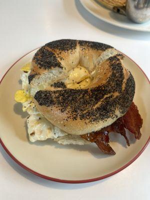 Bagel egger (poppy bagel with bacon)