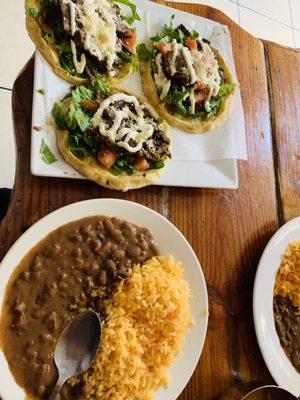 Sopes de bistec and rice and beans